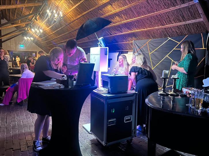 PhotoBooth met printer en QR-codes // Regio Noord-Nederland, Hobby en Vrije tijd, Feestartikelen | Verhuur, Nieuw, Overige, Ophalen