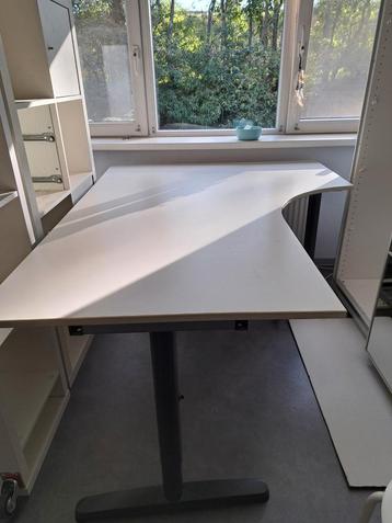 Ikea bureau wit Galant beschikbaar voor biedingen
