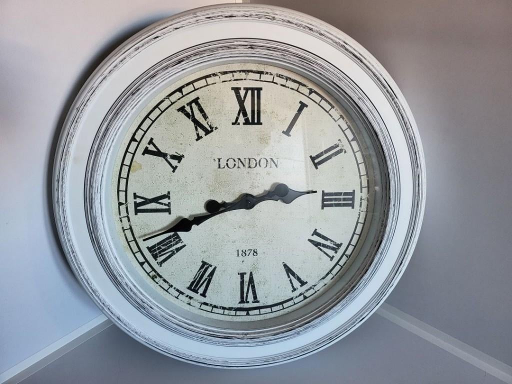 Zeer grote Engelse analoge ronde klok, Huis en Inrichting, Woonaccessoires | Klokken, Ophalen of Verzenden, Nieuw, Analoog, Wandklok