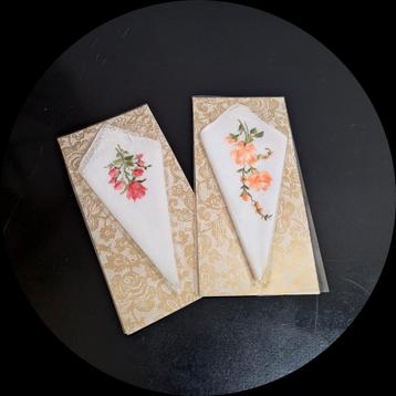 Set van 2 vintage zakdoekjes, geborduurd, kant, zgan, set beschikbaar voor biedingen