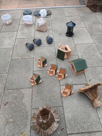 HAAL DE VOGELS IN UW TUIN Voerhuisjes - Diverse modellen beschikbaar voor biedingen
