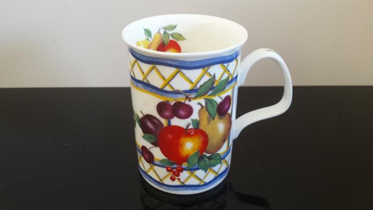 Roy Kirkham Majolica - beker met fruitdecor, Huis en Inrichting, Keuken | Servies, Zo goed als nieuw, Kop(pen) en/of Schotel(s)