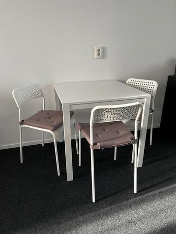 IKEA VIHALS Tafel (Wit/Wit, 74x74 cm) + 3 stoelen en kussens beschikbaar voor biedingen