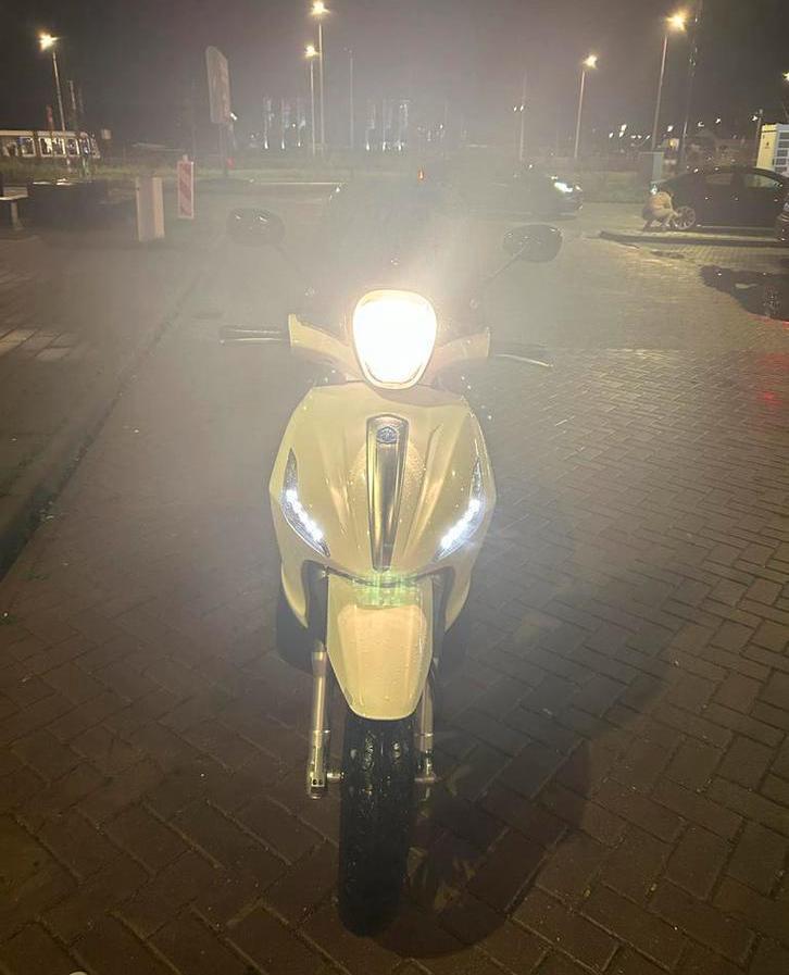 Piaggio Beverly 350, Fietsen en Brommers, Scooters | Piaggio, Gebruikt, Overige modellen, Maximaal 45 km/u, Benzine, Ophalen of Verzenden
