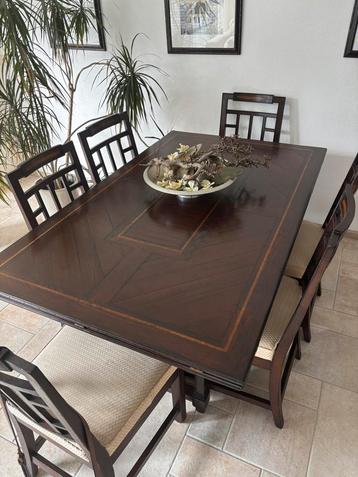 Eetkamerset: Uitschuifbare tafel + 6 stoelen beschikbaar voor biedingen