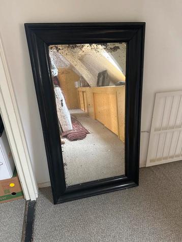 Oude spiegel in houten lijst beschikbaar voor biedingen