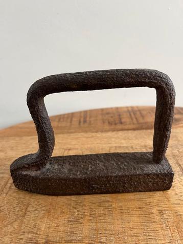Antieke Strijkijzers - Decoratief Gereedschap beschikbaar voor biedingen