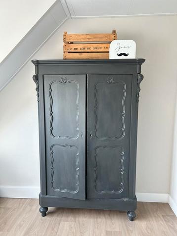 Antiek geschilderde legkast met roede beschikbaar voor biedingen