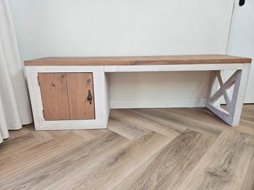 Bureau kind eventueel incl. 2 kinderstoelen beschikbaar voor biedingen