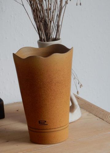 Design vaas Potterie Peter Selhorst Linschoten beschikbaar voor biedingen