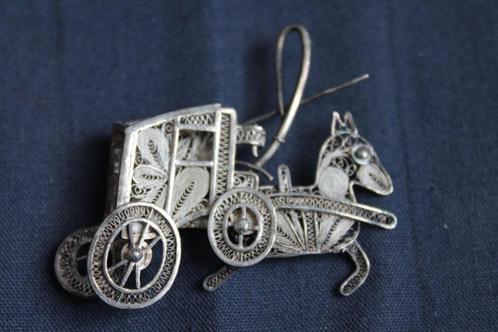 Broche van zilver, filigrain koets met paard, Indonesisch, Antiek en Kunst, Antiek | Goud en Zilver, Zilver, Ophalen of Verzenden