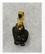 -50% Moldavite hanger, steen is 1,2 cm, hanger totaal 2 cm, Verzamelen, Mineralen en Fossielen, Ophalen of Verzenden