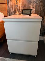 Twee Malm nachtkastjes met glasplaat, Huis en Inrichting, Slaapkamer | Nachtkastjes, Ophalen, Gebruikt, Glas
