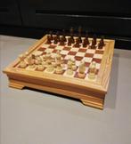Verhoogd houten schaakbord met houten stukken, Schaken, Ophalen of Verzenden, Zo goed als nieuw