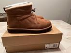 UGG mini classic, maat 39, Nieuw, Lage of Enkellaarzen, Ophalen of Verzenden, Bruin