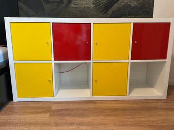 Kallax ikea kast met gekleurde deurtjes beschikbaar voor biedingen