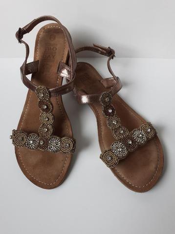 Prachtige leren sandalen 40 beschikbaar voor biedingen