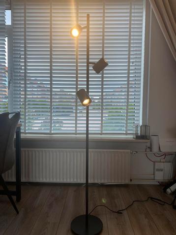 Moderne Vloerlamp met 3 Spots beschikbaar voor biedingen