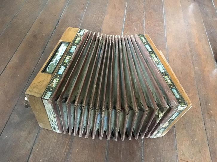 Oude kleine accordion gemaakt in Italie, Muziek en Instrumenten, Accordeons, Gebruikt, Overige formaten, Overige merken, Ophalen of Verzenden