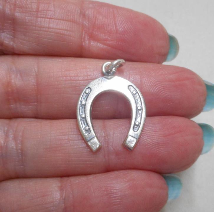 Zilveren vintage hoefijzer hanger gesigneerd FROM nr.943, Sieraden, Tassen en Uiterlijk, Kettinghangers, Zo goed als nieuw, Zilver