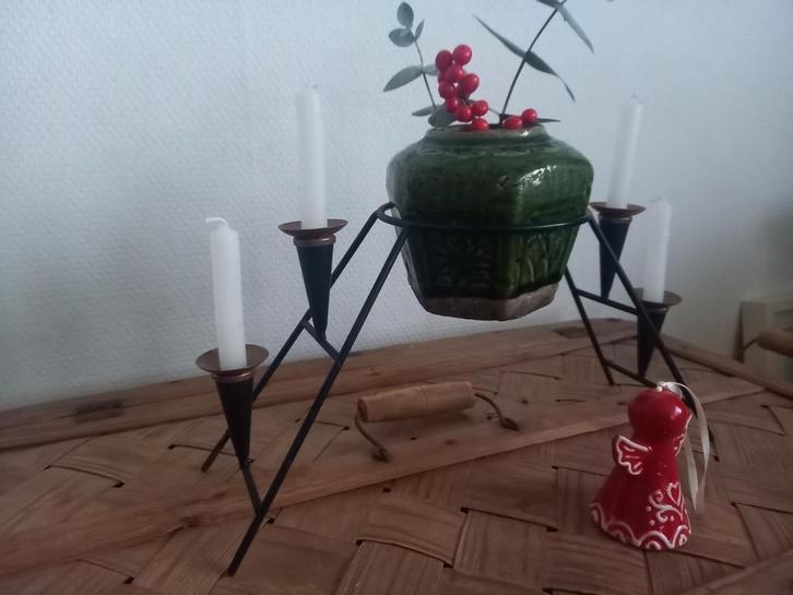 Zweeds retro metalen zwart rekje, kaarsenhouders van koper., Antiek en Kunst, Antiek | Kandelaars, Overige materialen, Ophalen of Verzenden