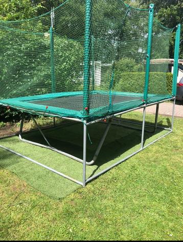 Grote trampoline. GRATIS beschikbaar voor biedingen
