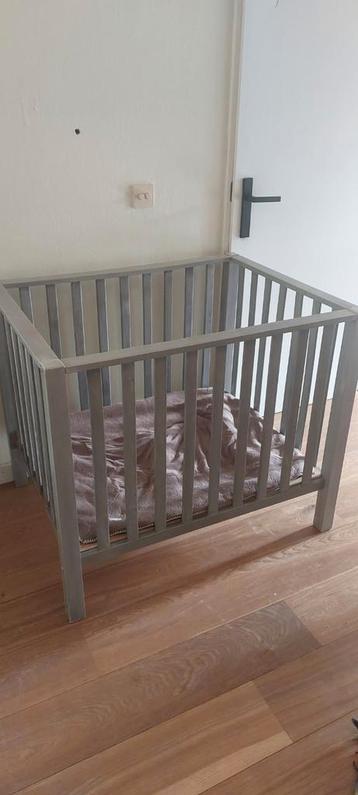 Grijze Box + Koeka Boxkleed beschikbaar voor biedingen