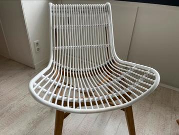 Witte stoel voor binnen of buiten beschikbaar voor biedingen
