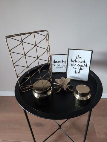 Decoratieve set met gouden accenten beschikbaar voor biedingen