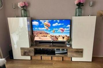 Zeer mooi tv meubel, veel opbergruimte  beschikbaar voor biedingen