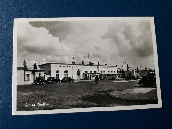 Gouda Station met oude auto's en bus (G34), Verzamelen, Ansichtkaarten | Nederland, Gelopen, Zuid-Holland, 1940 tot 1960, Ophalen
