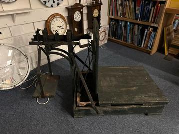 Antieke Weegschaal beschikbaar voor biedingen