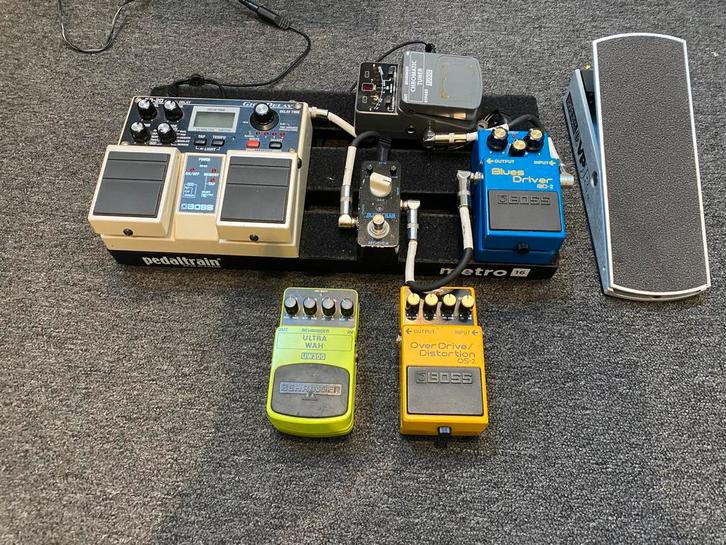 Pedalboard met effectpedalen - Boss, Mooer, Behringer, Muziek en Instrumenten, Effecten, Zo goed als nieuw, Ophalen of Verzenden