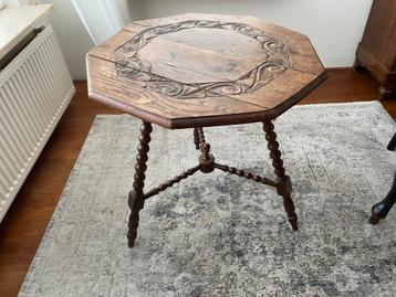 Antieke bijzettafel met gedraaide poten beschikbaar voor biedingen