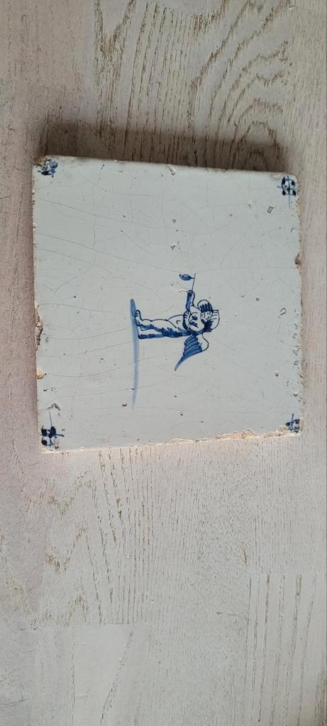 Delfts Blauwe Tegel met Cupido, Antiek en Kunst, Antiek | Wandborden en Tegels, Ophalen of Verzenden