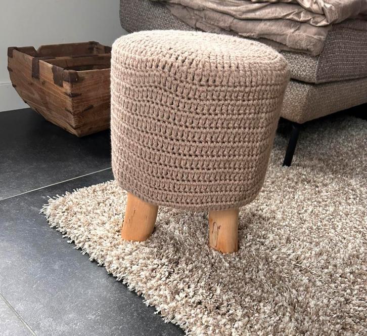 Gehaakte overtrek om krukje of poef, Huis en Inrichting, Banken | Voetenbanken en Poefen, Zo goed als nieuw, Minder dan 50 cm