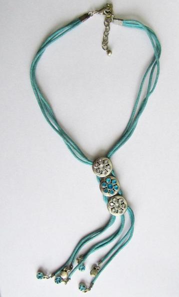 Mooie vintage ketting met blauwe en witte kristallen beschikbaar voor biedingen