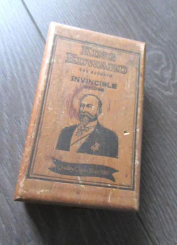 VINTAGE OLD WOODEN CIGAR BOX EDWARD INVINCIBLE DELUXE beschikbaar voor biedingen