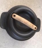 Braadpan. Gietijzer. Zwart. Deksel met houten handgreep, Ophalen of Verzenden, Gebruikt, Gietijzer, Koekenpan of Braadpan