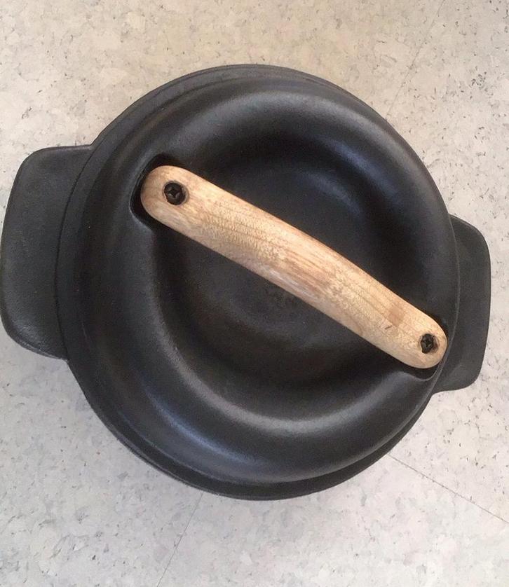 Braadpan. Gietijzer. Zwart. Deksel met houten handgreep, Huis en Inrichting, Keuken | Potten en Pannen, Gebruikt, Koekenpan of Braadpan