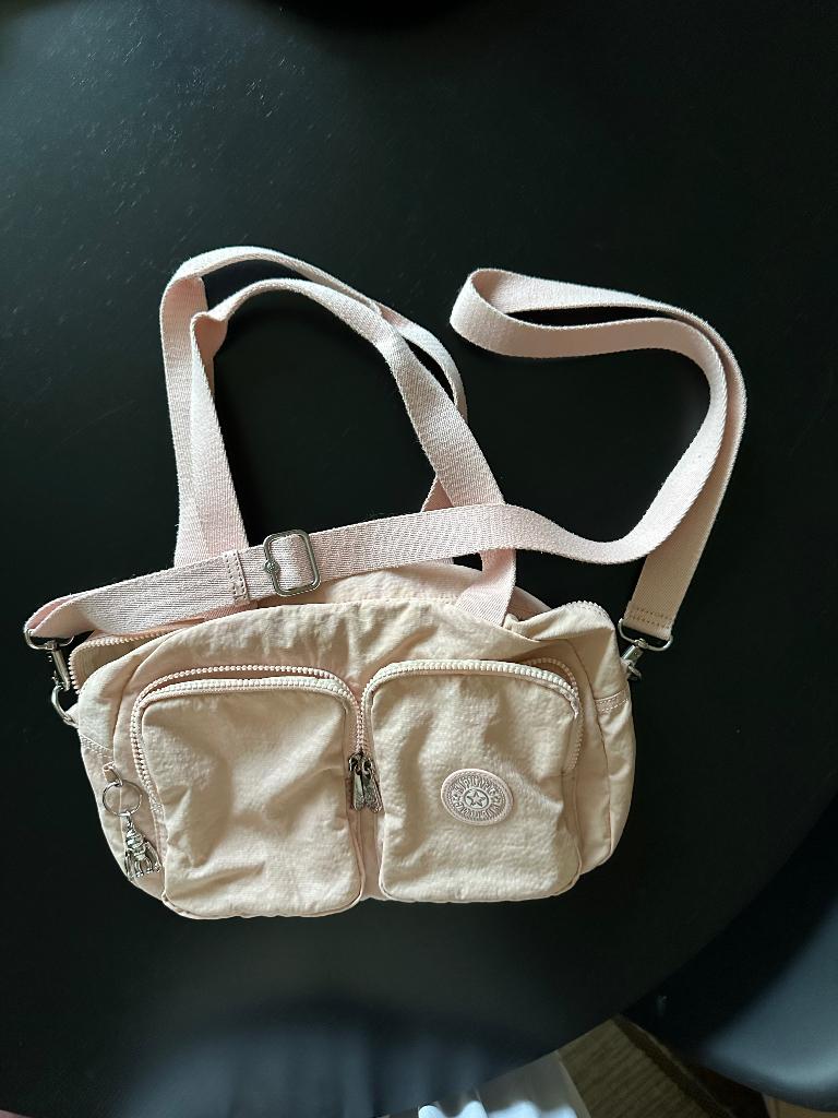 Kipling Defea lichtroze tas, Sieraden, Tassen en Uiterlijk, Tassen | Damestassen, Zo goed als nieuw, Handtas, Roze, Verzenden