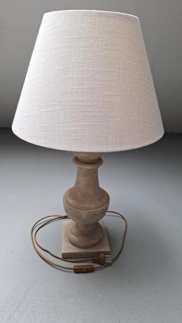 Klassieke Tafellamp met Stoffen Kap beschikbaar voor biedingen