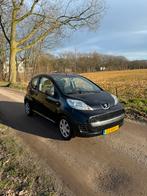 Peugeot 107 1.0  E-vti 68PK 3DR 2011 Zwart. Nieuwe koppeling, Auto's, Voorwielaandrijving, Stof, 4 stoelen, Origineel Nederlands