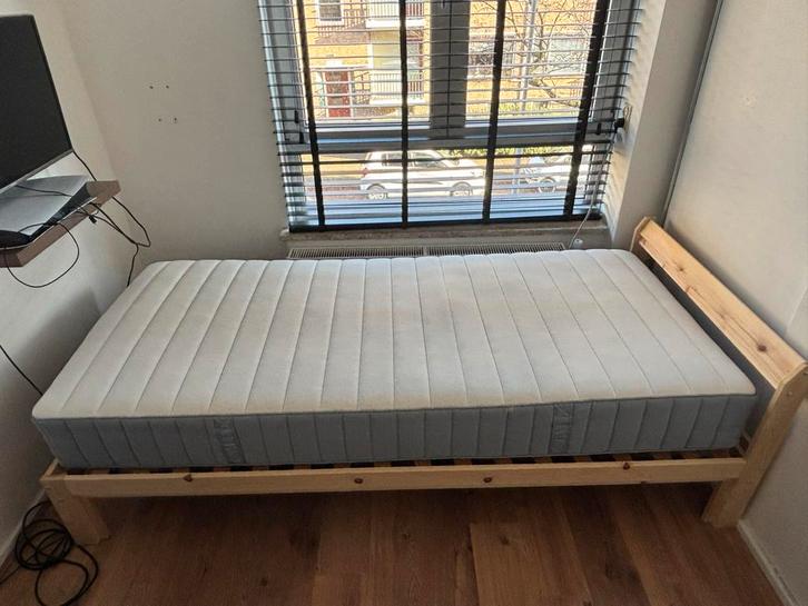 IKEA Neiden bedframe + Vesteröy matras, Huis en Inrichting, Slaapkamer | Bedden, Zo goed als nieuw, Eenpersoons, 90 cm, 200 cm