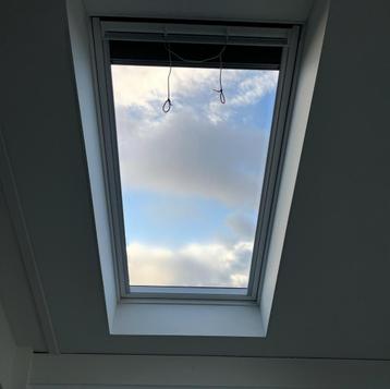 2 identieke Velux dakramen GGL PK10, incl Velux gordijnen beschikbaar voor biedingen