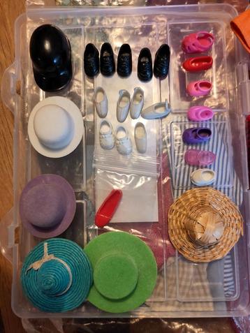 BARBIE 👒  Hoedjes Schoentjes Kleertjes 👒 KLEINE POPJES beschikbaar voor biedingen