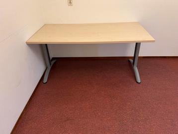 Hoog laag Bureau in goede staat beschikbaar voor biedingen