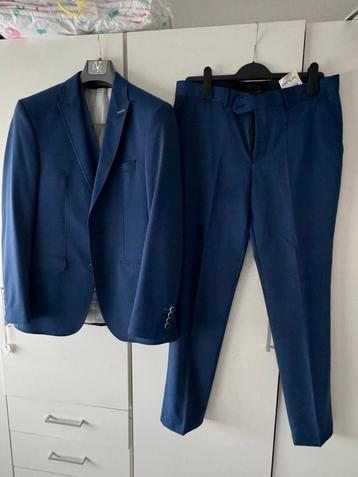 Luxe en blauw 3 delig pak! Pantalon, gilet en een blazer. beschikbaar voor biedingen