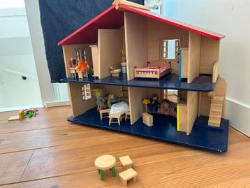 Groot houten poppenhuis met meubels en popjes beschikbaar voor biedingen