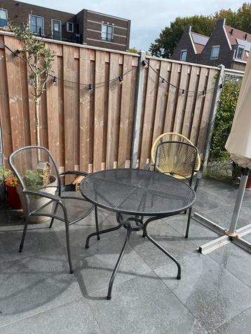 Mooie tuinset met rode kussens beschikbaar voor biedingen